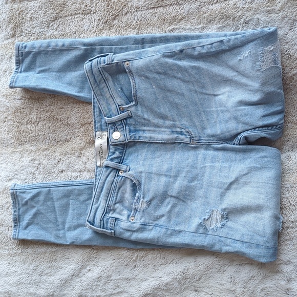 Abercrombie & Fitch Lighter Wash Distressed High Rise Super Skinny Size 2 - Picture 2 of 6